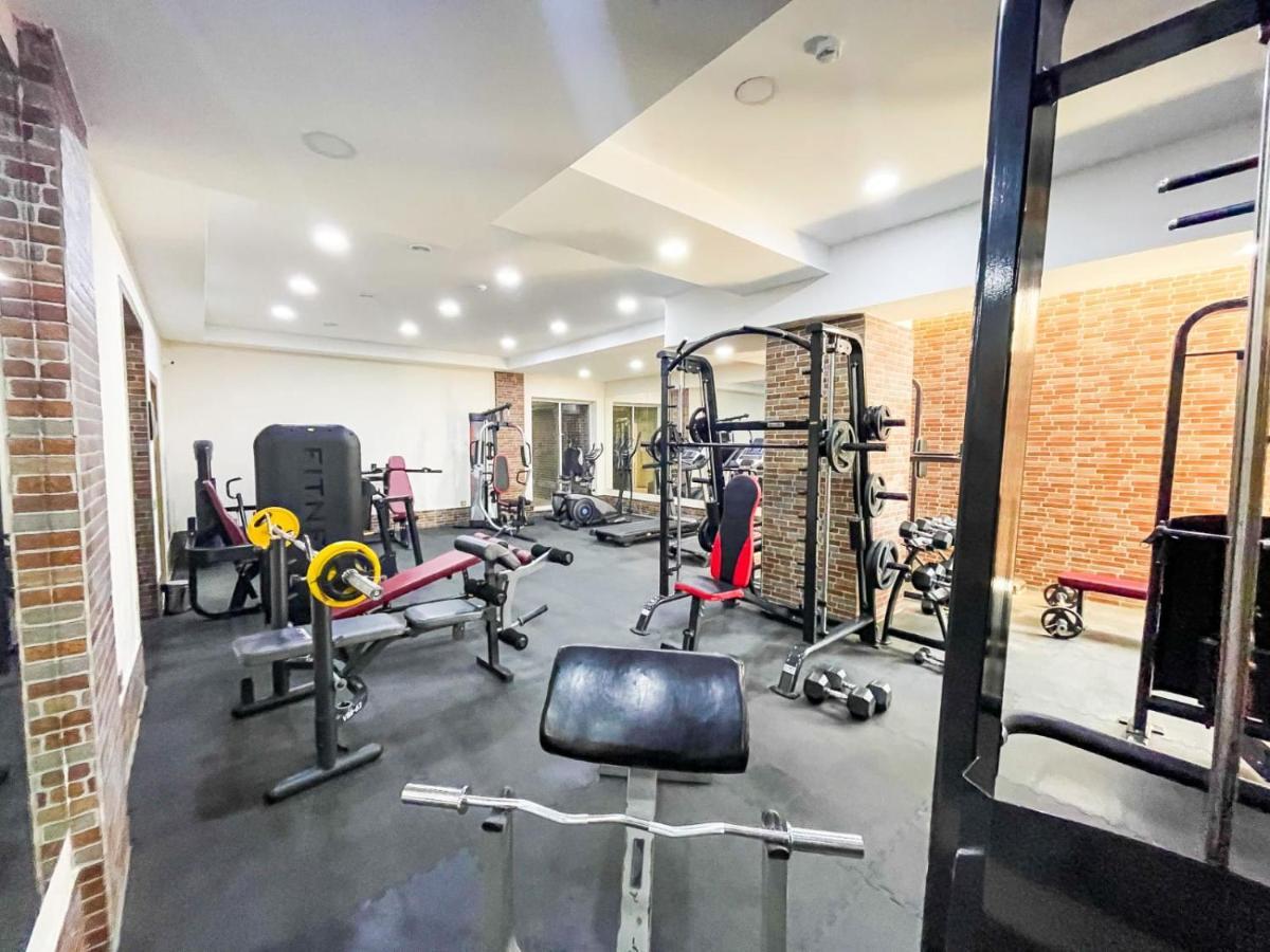 Premier Palace Baku Zewnętrze zdjęcie The gym at the school