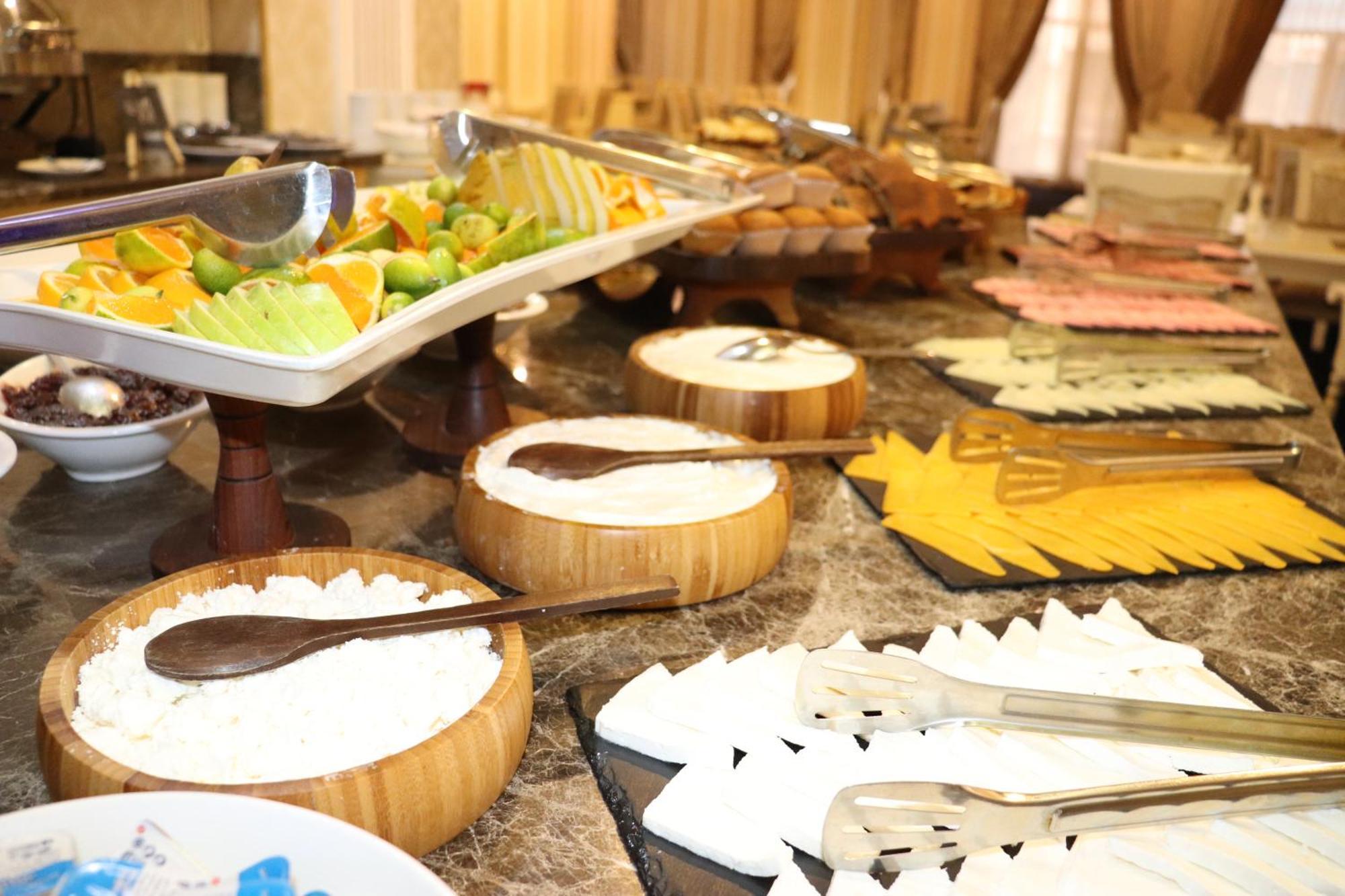 Premier Palace Baku Zewnętrze zdjęcie A cheese platter
