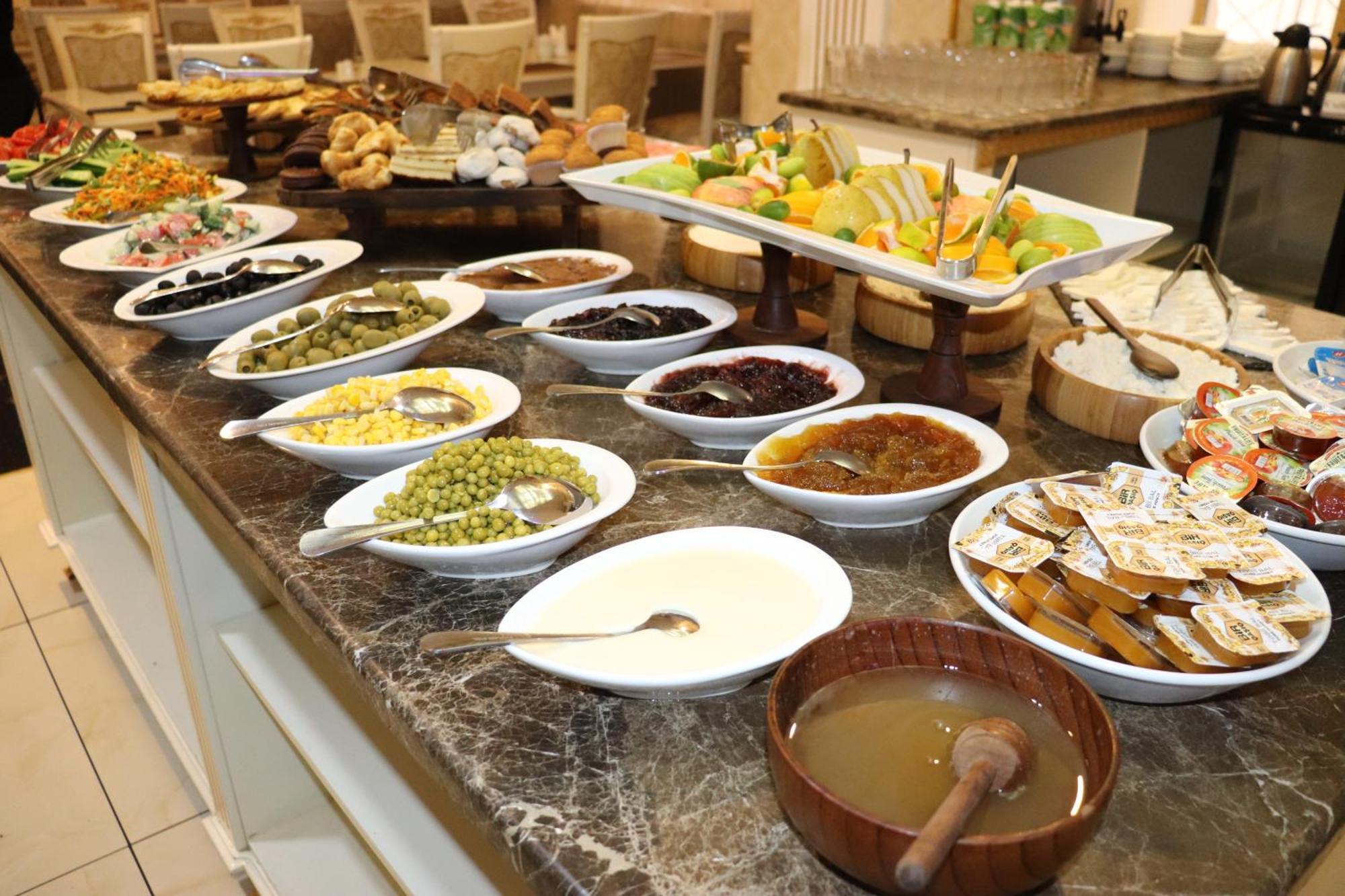 Premier Palace Baku Zewnętrze zdjęcie A selection of Israeli salads