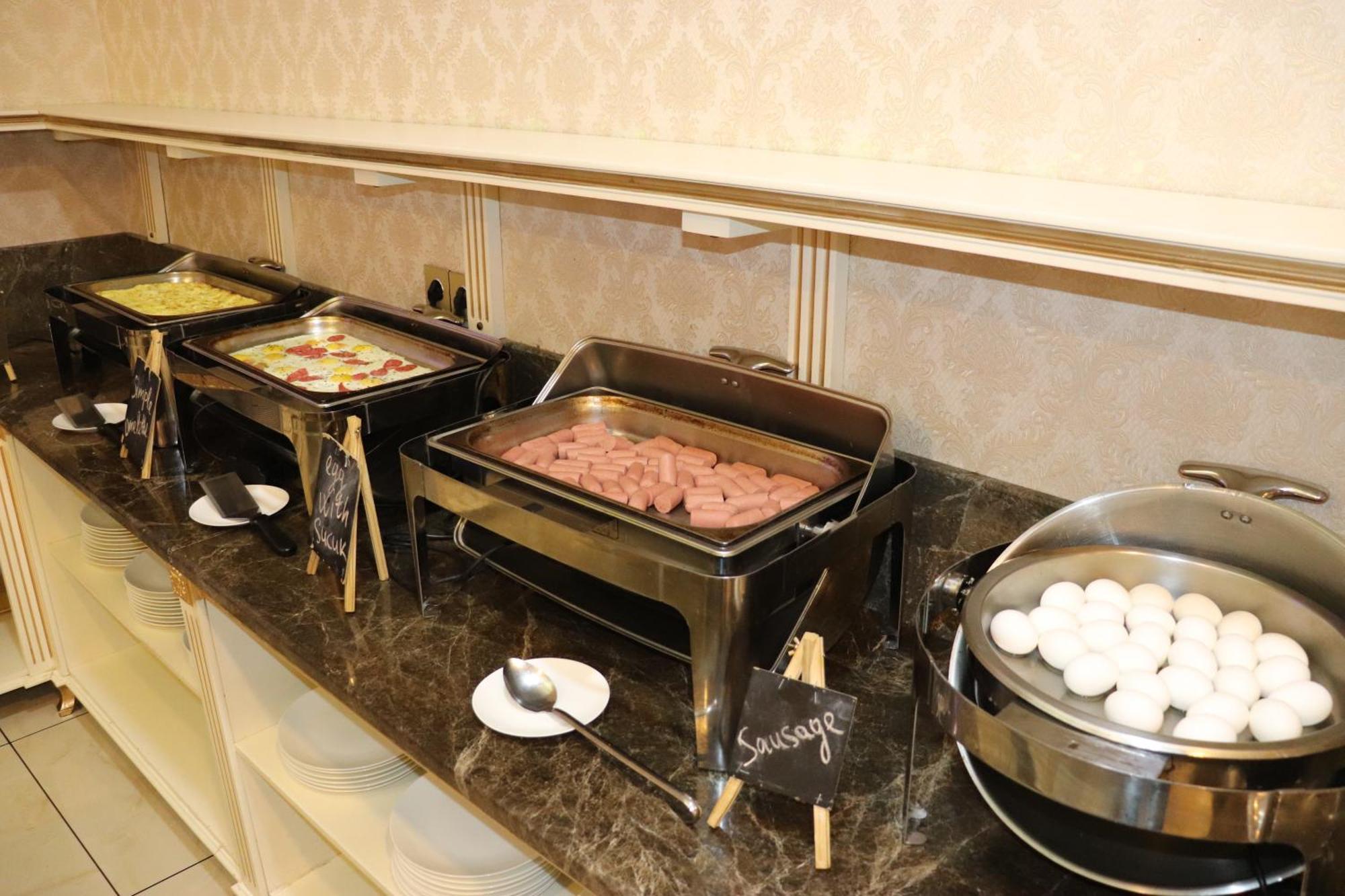 Premier Palace Baku Zewnętrze zdjęcie A chafing dish with sausage