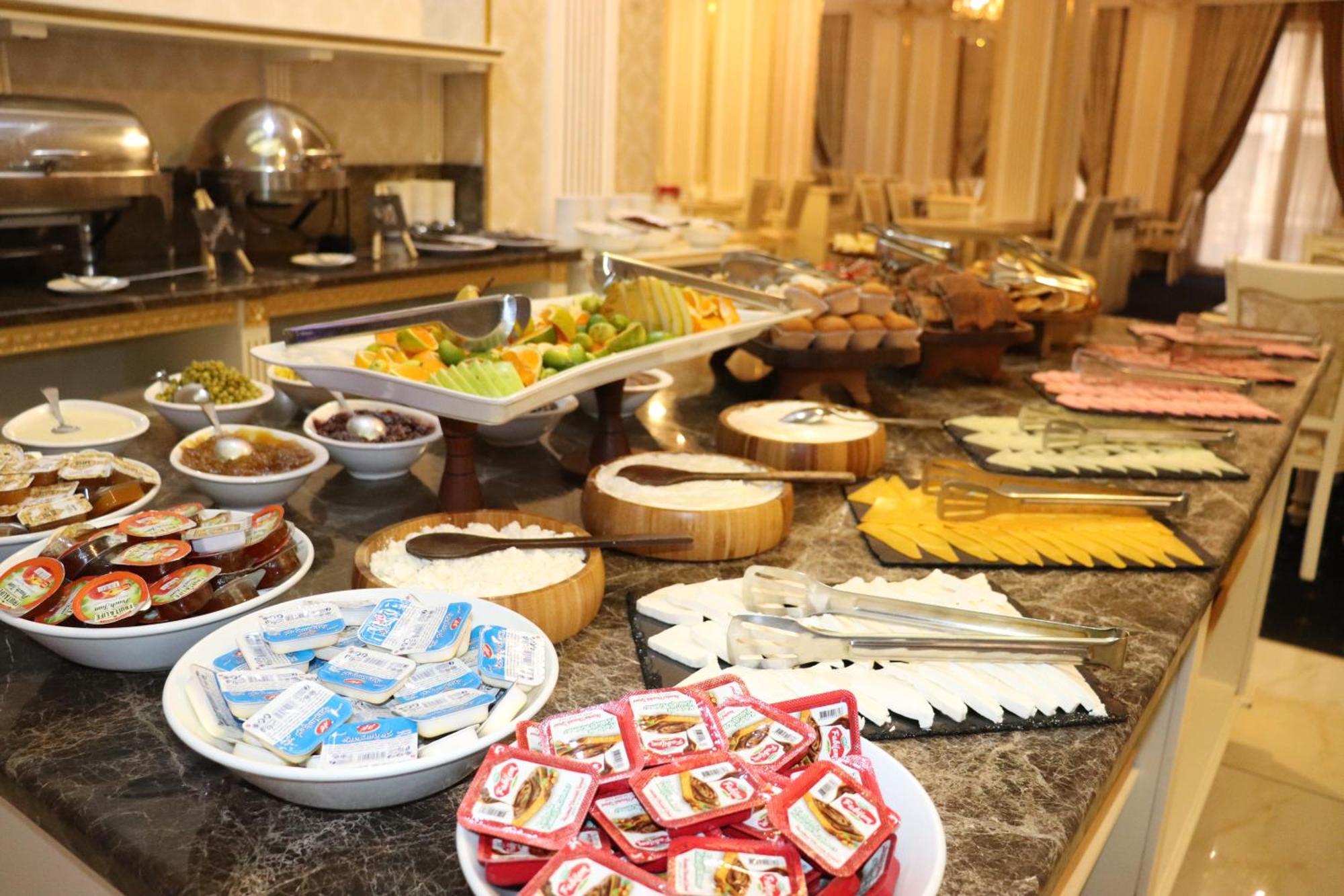 Premier Palace Baku Zewnętrze zdjęcie A breakfast buffet