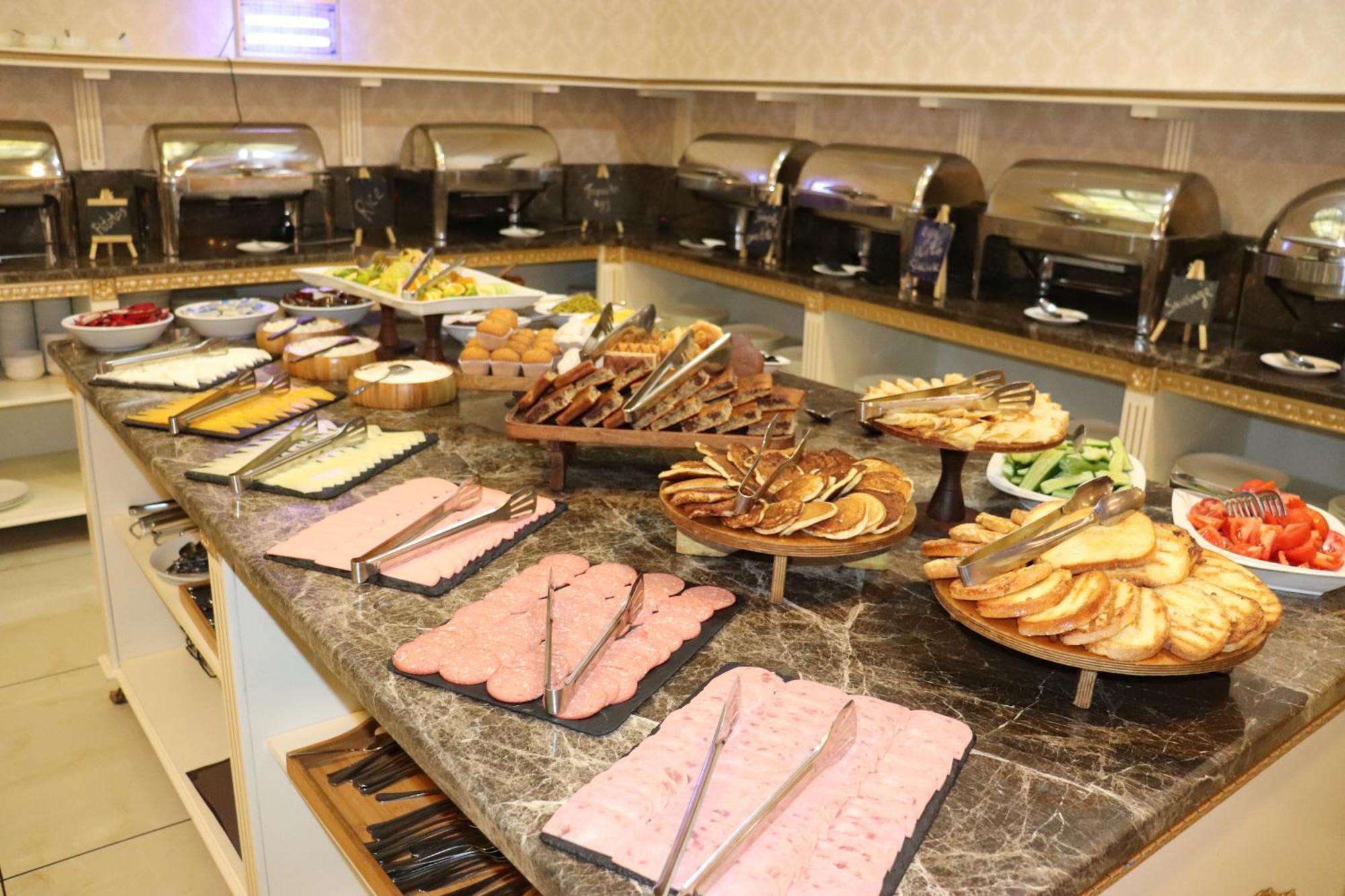 Premier Palace Baku Zewnętrze zdjęcie A buffet at a hotel